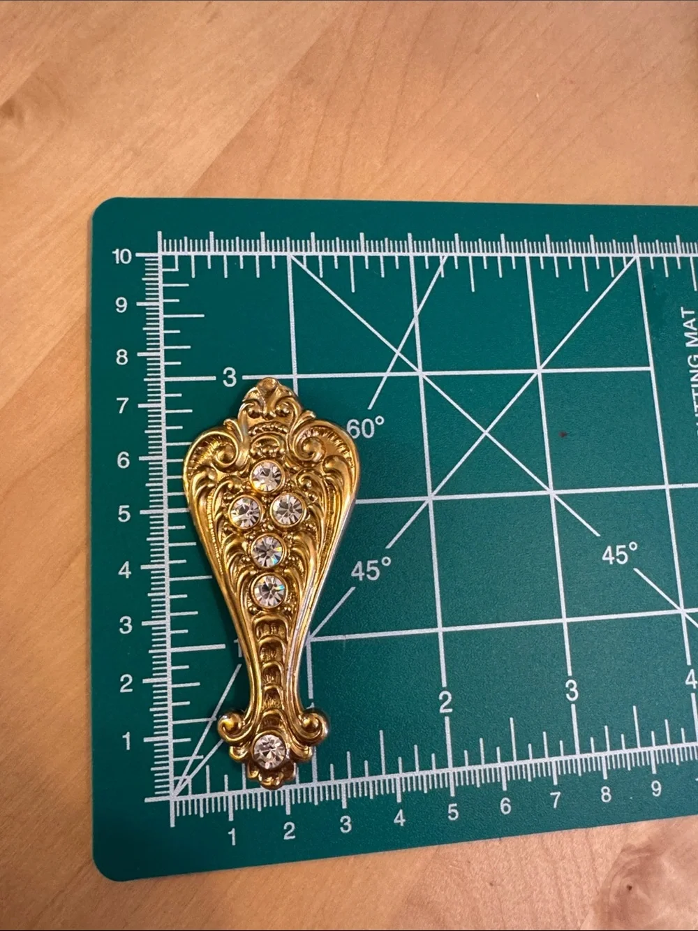 NWT 1928 vintage style gold tone ornate scroll design brooch with rhinestones